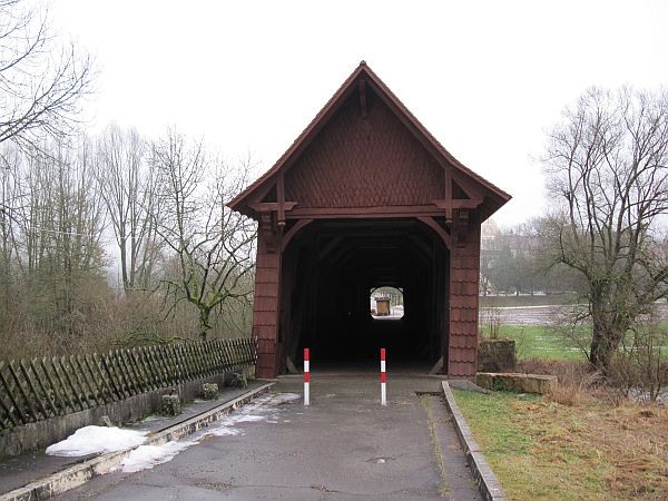 alte Brücke über die junge Donau