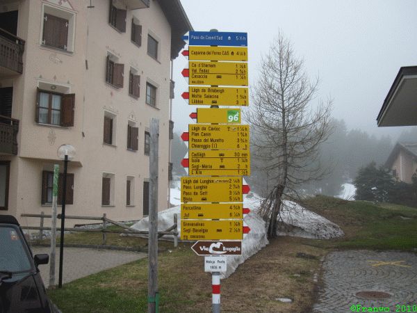 Wegweiser in Maloja an der Post