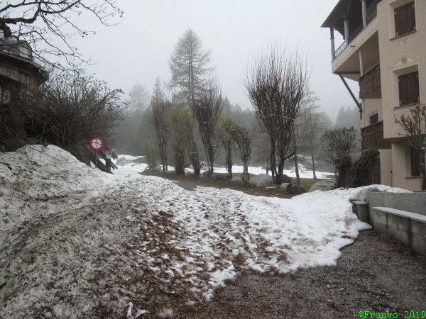 noch mit Schnee, Abzweigung zur Ruine Bellavista