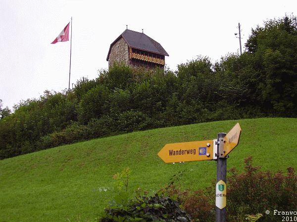 Hinauf zur Burg Iberg