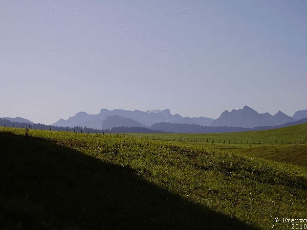 Der Blick auf Glarner Berge vom Etzel