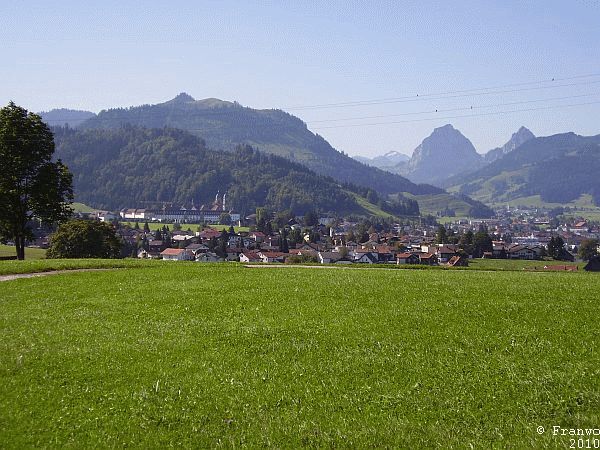 Einsiedeln mit Kloster, Hinten die Mythen