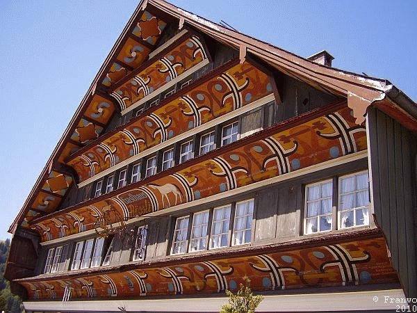 prächtige Fassade eines Gasthofes auf dem Weg nach St. Peterzell