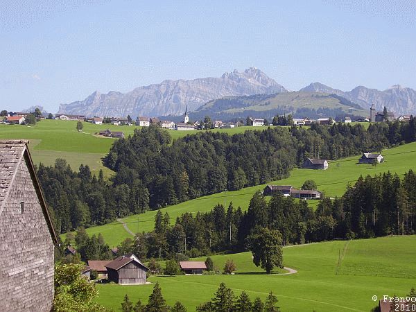 Vor der Kulisse des Säntis liegt Hemberg auf einer Anhöhe