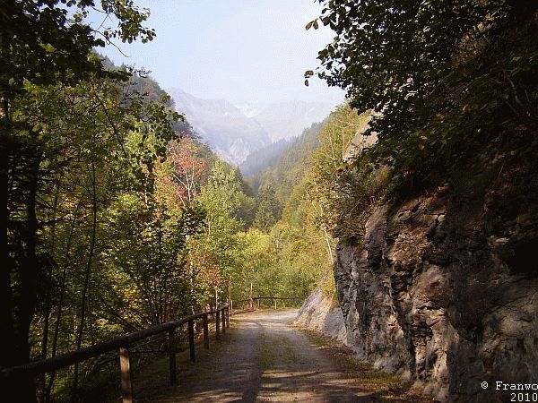 Einsamer Weg zwischen Valens und Vasön