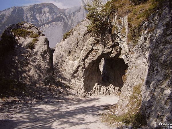 Der Tunneleingang der Kunkelspass-Strasse