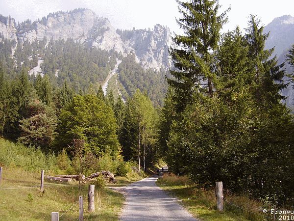 Blick zurück auf die Felsen der Tunnelstrasse