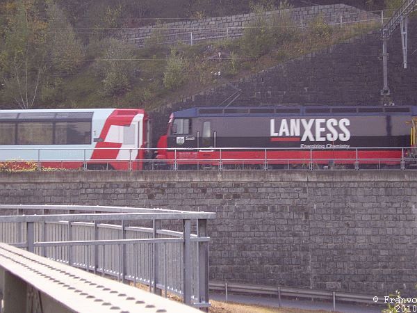 Der Glacier-Express am Bahnhof Reichenau - Tamins