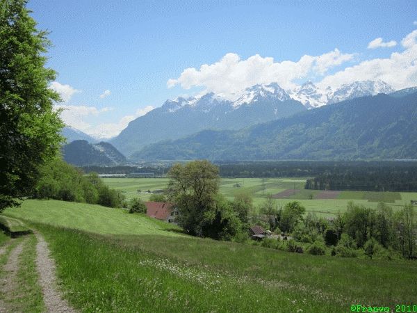 Am Talende das Montafon, rechts Gipfel des Brandnertales