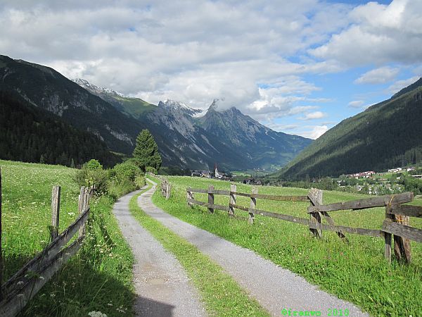auf dem Römerweg, Pettneu in Sicht