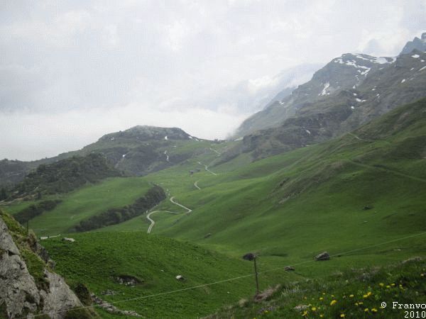 Hinten Blaunca (2037m) mit Zufahrtsweg