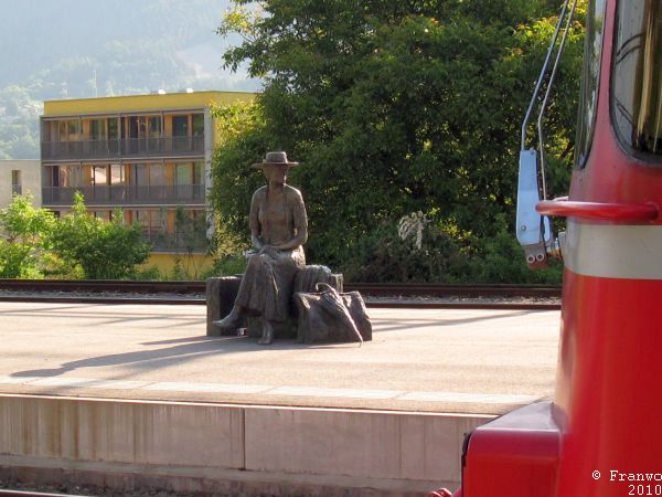 Die Reisende am Bahnhof Thusis
