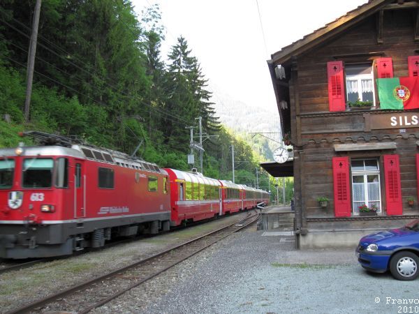 Der Berninaexpress am Bahnhof Sils