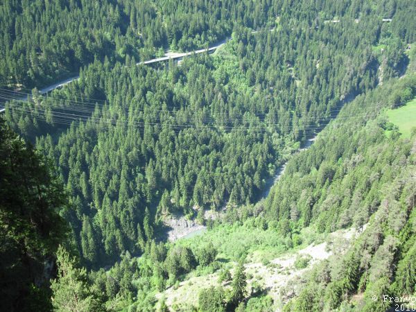 Die Albula-Strasse im Tal