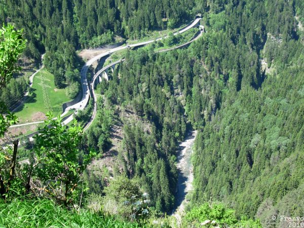 Bahntrasse und Strasse