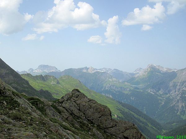links hinten die Rote Wand, re H�lfte der Spullersee