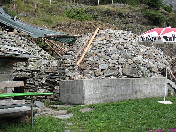typische Steinbauten als Voratslager