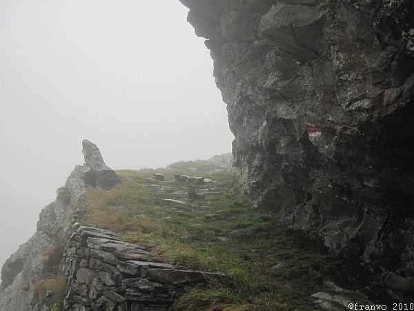 mit Hand aus dem Felsen gehauen