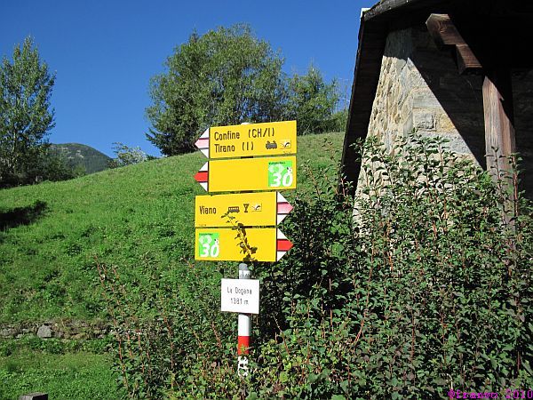 letzter Schweizer Wegweiser an der Grenze
